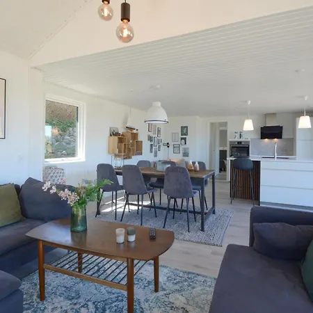 2 Bedroom Beautiful In Semesterbostad *