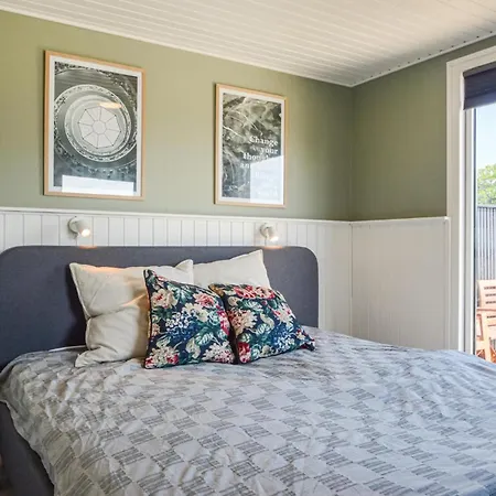 2 Bedroom Beautiful In Semesterbostad